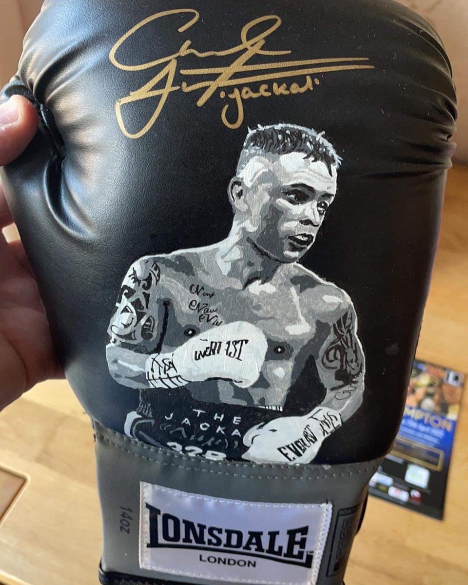 SecondsOutBA's tweet image. Latest painted items. Hand painted Carl Frampton glove, signed on Friday in Scotland. 
Also something special. Hand painted signed Frampton shorts, framed to the highest quality. 
Anyone interested in getting a painting done give me a shout @CRoxy5 @RealCFrampton
