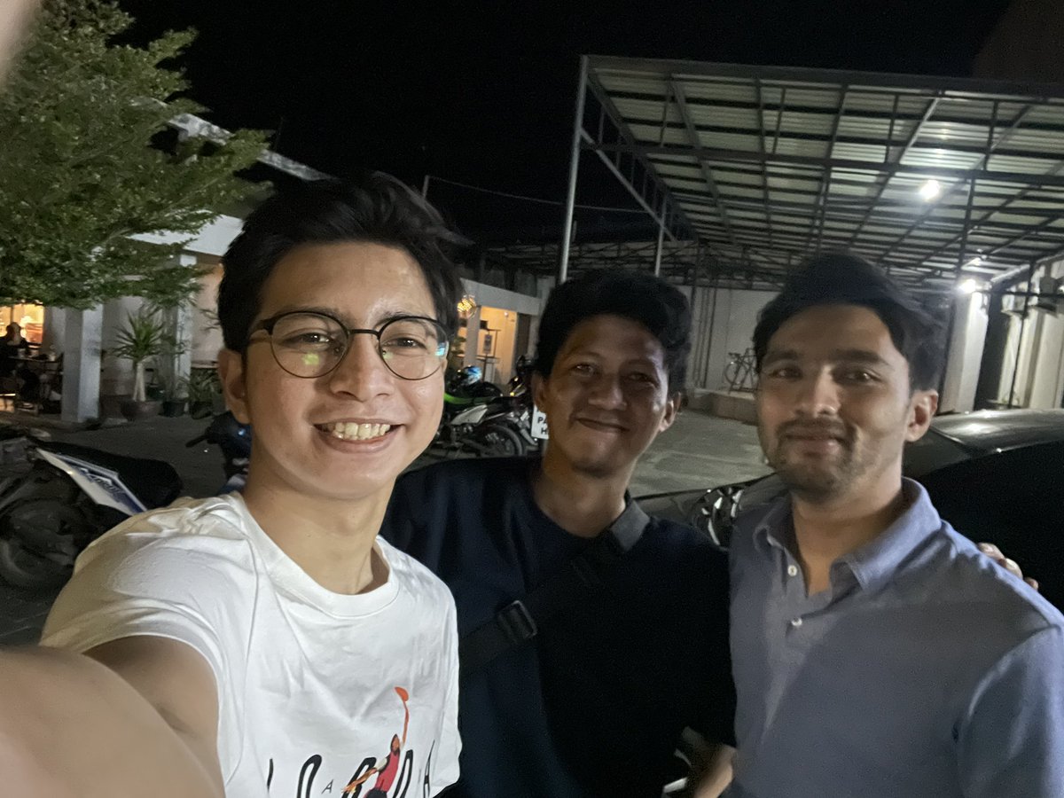 audizrf's tweet photo. Kalo temenan dari smp, kalo ketemu lagi rasanya kaya masih smp juga 🙂 https://t.co/fmg5tVwd50
