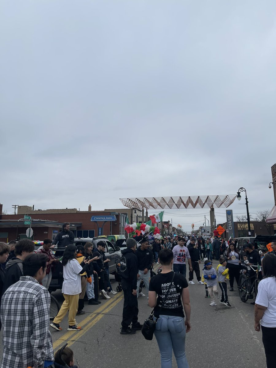 Devante Pennyman (@devantepennyman) on Twitter photo Cinco De Mayo Parade!!! #MakingWaves <a href="/trevherringSR/">Trevis Herrington</a> <a href="/TomMonahan10/">Tom Monahan</a> @RavenKathawa <a href="/GreaterLakesMkt/">Greater Lakes Market π</a> <a href="/LionsWireless/">Lions Wireless</a> Cinco De Mayo Parade!!! #MakingWaves <a href="/trevherringSR/">Trevis Herrington</a> <a href="/TomMonahan10/">Tom Monahan</a> @RavenKathawa <a href="/GreaterLakesMkt/">Greater Lakes Market π</a> <a href="/LionsWireless/">Lions Wireless</a>