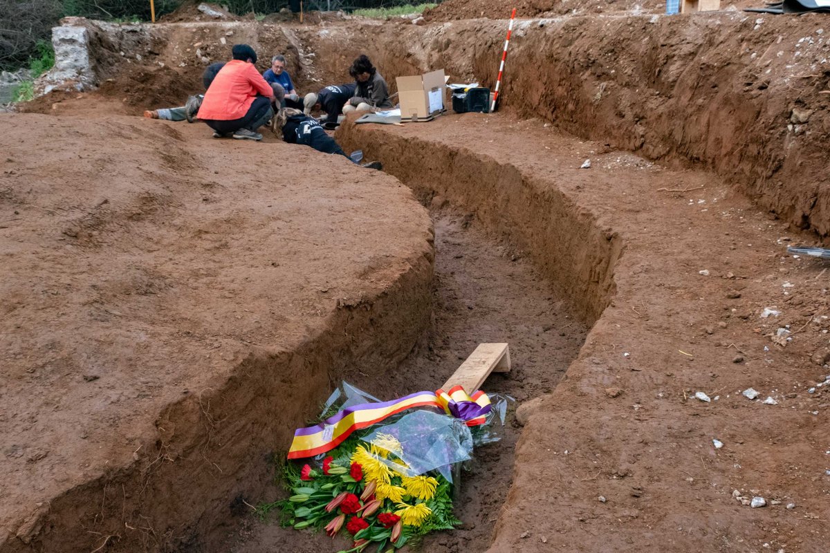 Seguimos luchando contra el olvido, ayudando a familias de víctimas del franquismo y sacando a la luz lo que alguien decidió esconder en la ignorancia y el olvido. Si quieres ayudarnos pincha este enlace: memoriahistorica.org.es/boletin-de-afi…