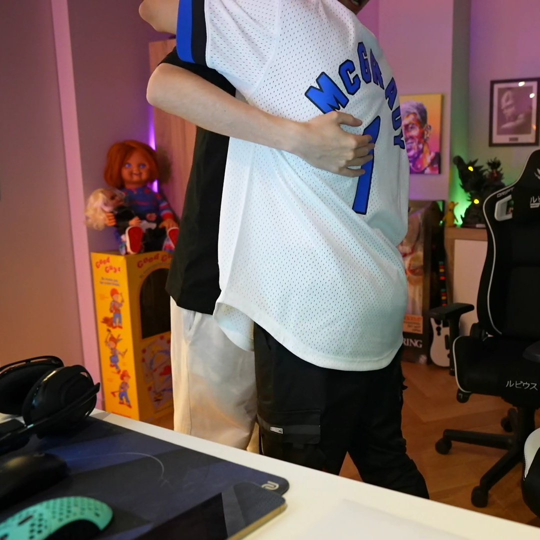 rubiuhcagon's tweet photo. Mi mamá me dio la vida pero el abrazo de rubius y robleis las ganas de vivirla https://t.co/3LXJopIYro