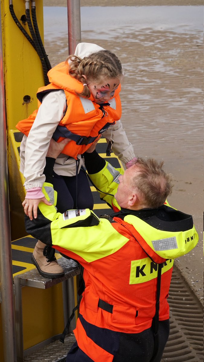 KNRMKatwijk's tweet photo. Wat hebben wij Genoten als bemanning gisteren!

Na 3 jaar mochten wij de deuren van het boothuis weer openen voor publiek en donateurs! Het was een geweldige dag waarbij wij veel donateurs blij hebben kunnen maken met een vaartocht op de reddingboot 'Edith Grondel'. @KNRM https://t.co/9R2DeziE7D