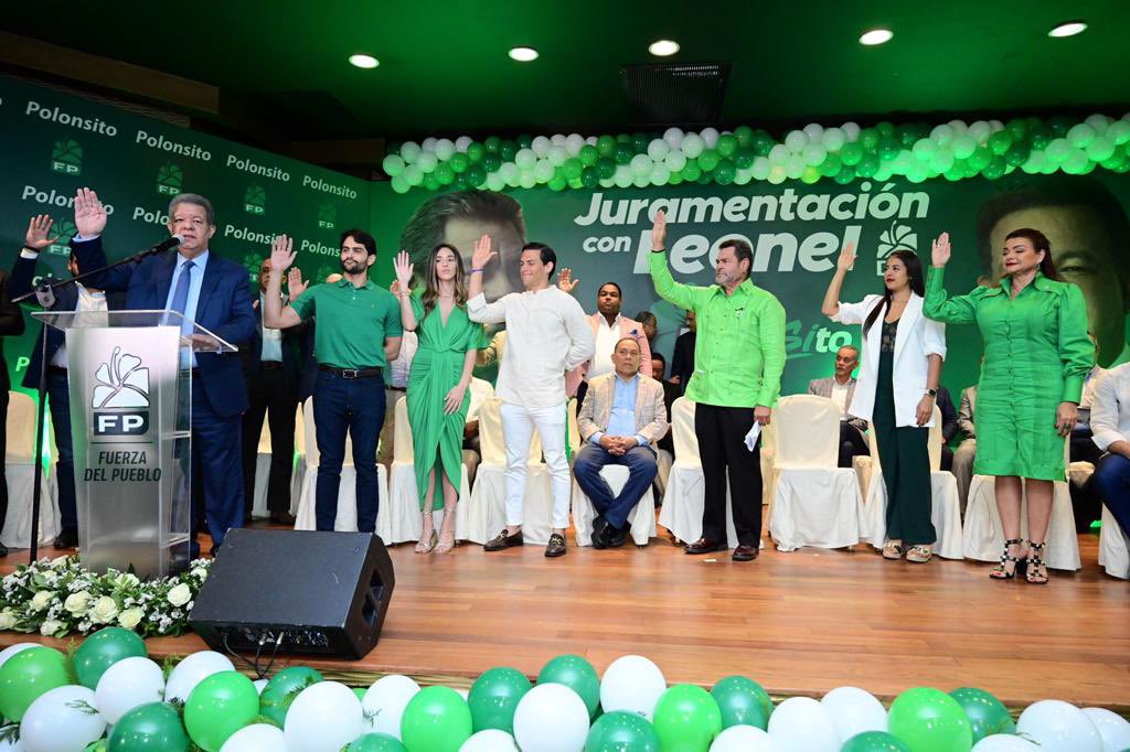 LeonelFernandez's tweet photo. Fuerza del Pueblo crece y se fortalece en cantidad y calidad. Estamos muy felices de dar la bienvenida a Roque Napoleón Muñoz, junto a su familia y seguidores; a Manuel Grisanty y a los cientos de jóvenes, hombres y mujeres que hoy se integran a nuestro partido.

#FPSeFortalece https://t.co/xVPGeTVoPH