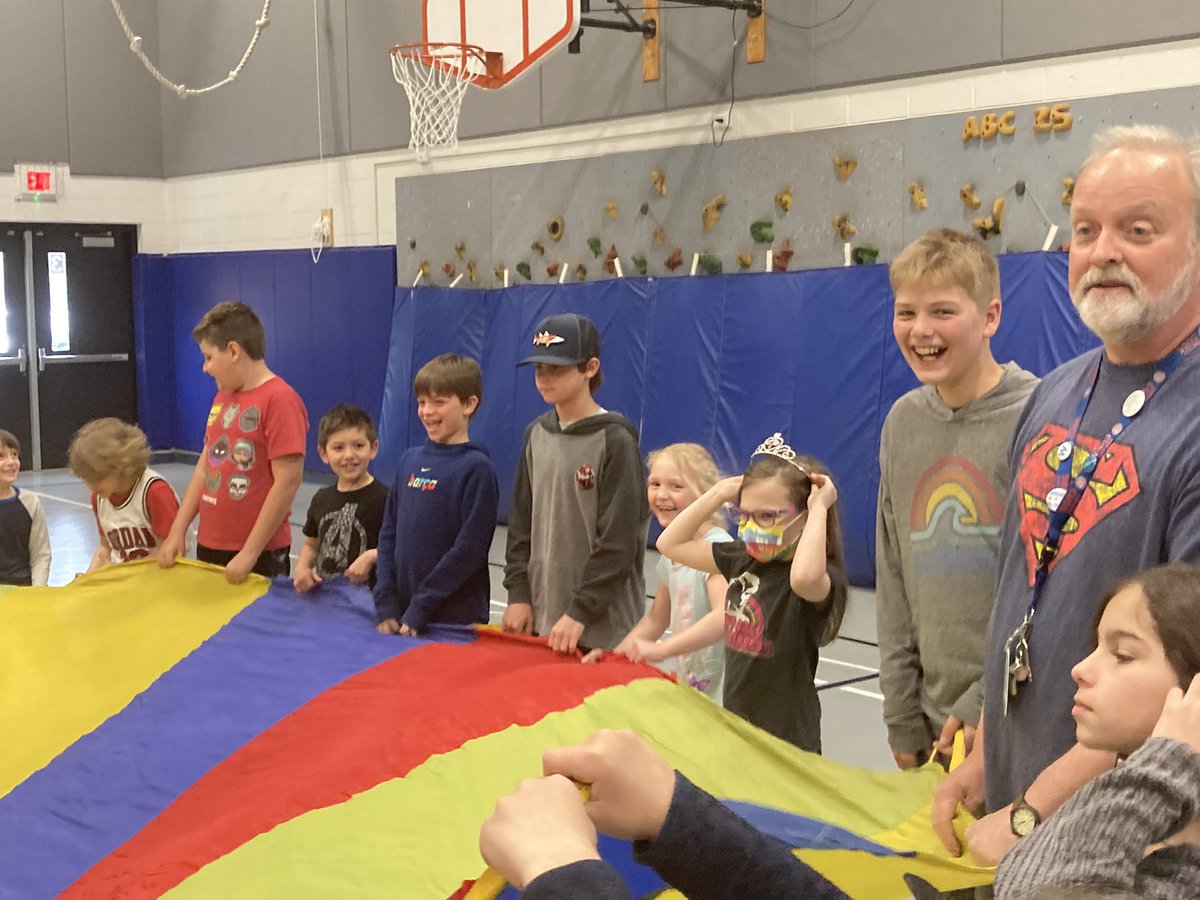 Having a blast with our Fifth Grade Buddies - Friday Fun!⭐️🪂<a href="/JenkinsLynnae/">Lynnae Jenkins</a> @MrMorkert <a href="/AHSD25Patton/">Patton Elementary</a>