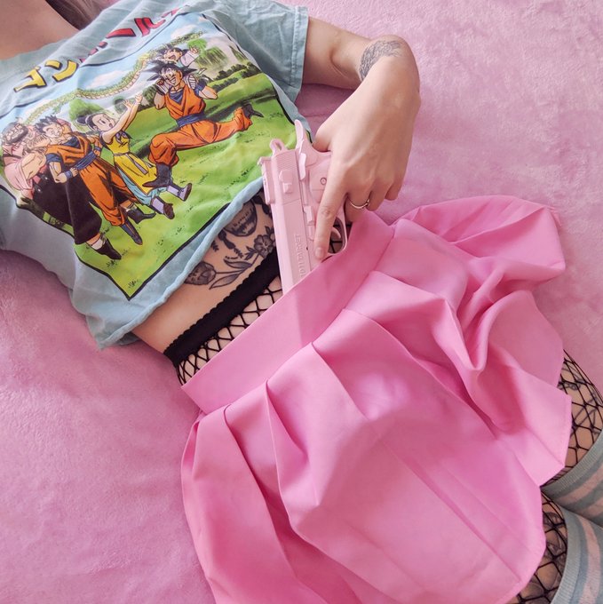 HES PULLING HIS GLOCK OUT  https://t.co/VOrP440SMP https://t.co/ohkDQQVurl