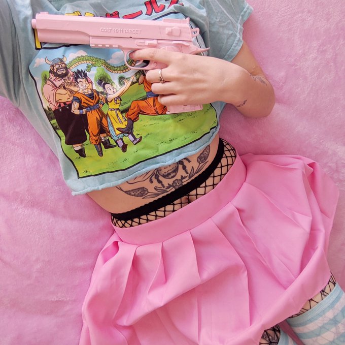 HES PULLING HIS GLOCK OUT  https://t.co/VOrP440SMP https://t.co/ohkDQQVurl