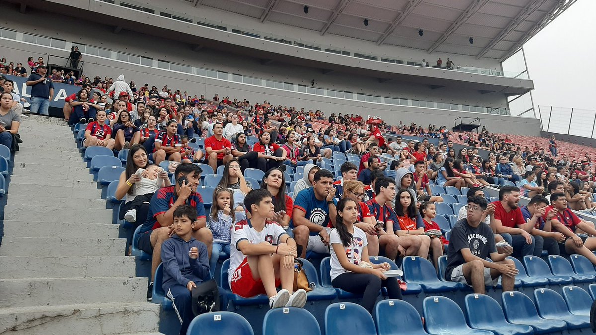 dani_miranda96's tweet photo. Seguramente poco a poco irá creciendo el fútbol femenino paraguayo, conforme tenga un poco más de apoyo y visibilidad, pero sobre todo, las jugadoras ofrezcan un buen espectáculo. 

Por algo se empieza. Ya hablamos de una asistencia récord. 👏👏👏⚽️🇵🇾 https://t.co/tnBQfWTPtk