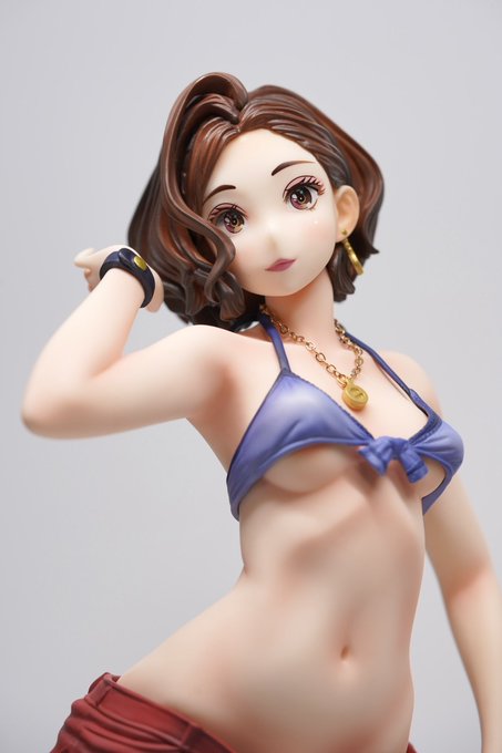 澄まし顔タイプ見栄さん。と、ガレージキット版見栄さん。こうしてみると上半身と頭部を小さくして「高身長」に見えるようにしてくれた感じがする。いいねぇこの迫力よ。
見栄さんに踏んでもらい勢はぜひダイキ製見栄子フィギュアお迎えしてみるといいです。 