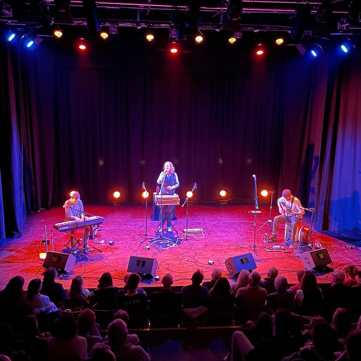 WindjammerBand's tweet image. 😊 Still buzzing from last night!
 
Thanks to everyone who came to see us! It was an utter joy to play for you.

🎻 And thanks especially to Hannah Sharp &amp;amp; Steve Hunt for supporting!

💿 CDs, streaming, etc here: linktr.ee/windjammerband

(Cheers for the photo, Steve.)
