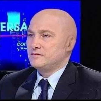 barci_2010's tweet photo. No se dejen llevar por el "pensamiento revolucionario" del  @JMilei con peluca , detrás? está el @JMilei sin peluca: un veterano plagado de ideas del Conservadurismo,mezcla con filo/nazismo peligroso y artero. Después? será tarde... https://t.co/jhfSvAQ8yf