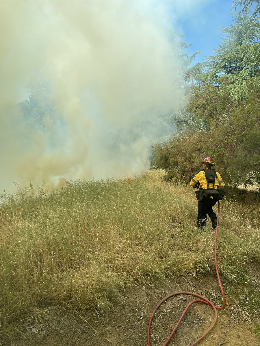 CALFIRE_ButteCo's tweet photo. #LewisFire (Final) Earlier on the Lewis Fire, Units encountered strong winds and erratic fire behavior resulting in the fire to grow to 1.6 acres. On dry and winding days use extreme caution burning your debris piles and using equipment to maintain defensible space. #BeReadyButte https://t.co/V1YZHwVjNn