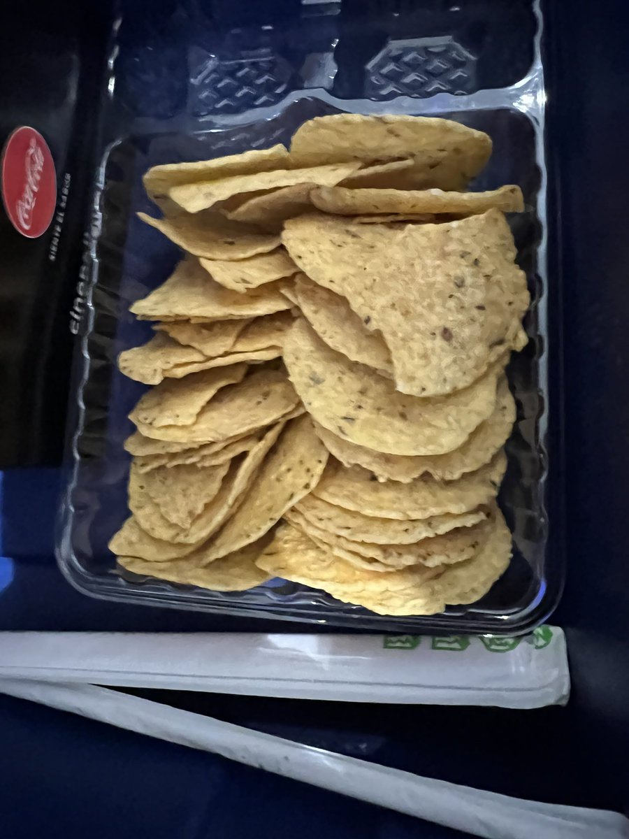 LauraGranadosP's tweet photo. @Cinepolis yo creo que no le quiso pagar a sus empleados en @theharbormerida el día triple porque aparte de jetones, me aventaron todos los nachos rotos #cinepolis #badservice https://t.co/efvysCFvBI