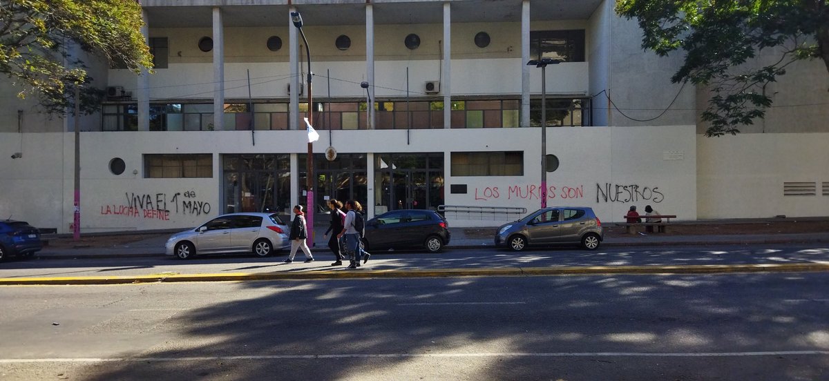 RobertSilvaUy's tweet photo. Un lamentable accionar que vuelve a afectar la fachada del IPA la que estamos recuperando junto a varios edificios emblemáticos de la educación pública.
Es necesario generar conciencia colectiva de la importancia de que estas cosas no sigan sucediendo. https://t.co/IgRUCpdGjl