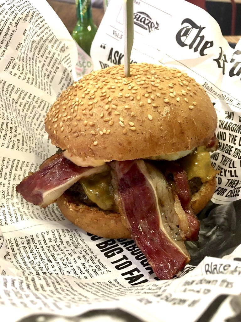 ezzatkamel's tweet photo. لو أنت في #البحرين لازم تجرب @BlazeBurgers لما كنت هناك كنت بأكل منه اكتر ما بأكل في بيتنا 😌 https://t.co/dhZunb1hJc