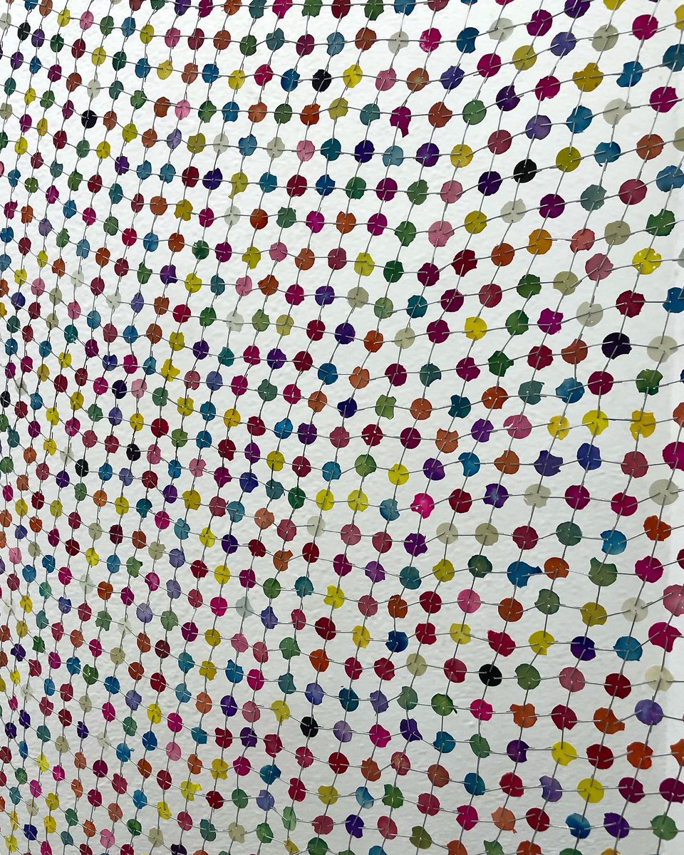 obrasdeartecom's tweet photo. Carolina Magis, Puntos suspensivos, 2021.
Confetti hecho en México y grapas de metal.

Me llamó la atención el hecho de resaltar que el confetti era mexicano, la artista probó con un confetti gringo y se dio cuenta que no era el mismo material, https://t.co/GNHBwAN6Lx