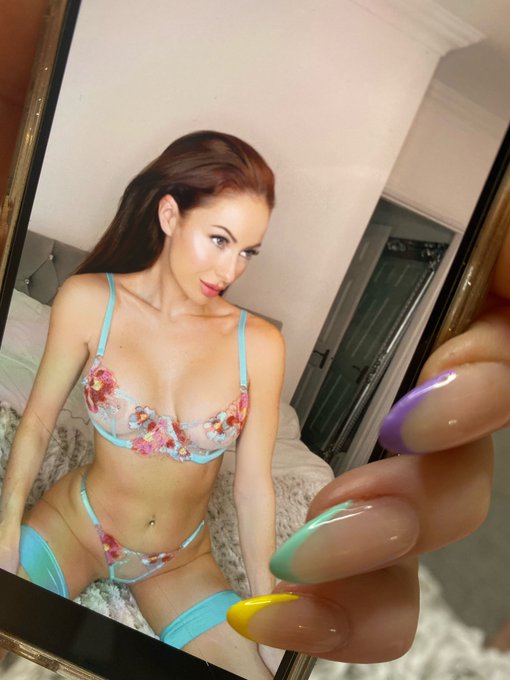 TEASE 💛💚💜 https://t.co/FFTO3tunhP