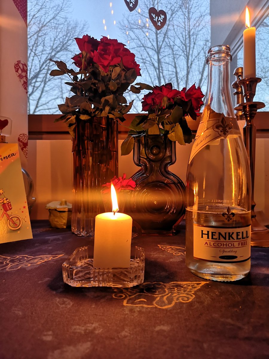 JuhaTenhonen's tweet photo. #vappupäivä #äijäillallinen #snellman #juustonakki #saarioinen #maalaisperunasalaatti #valkosipulivoipatonki #tomaattikukka #henkell #kuohujuoma https://t.co/oSjbEqmFGQ