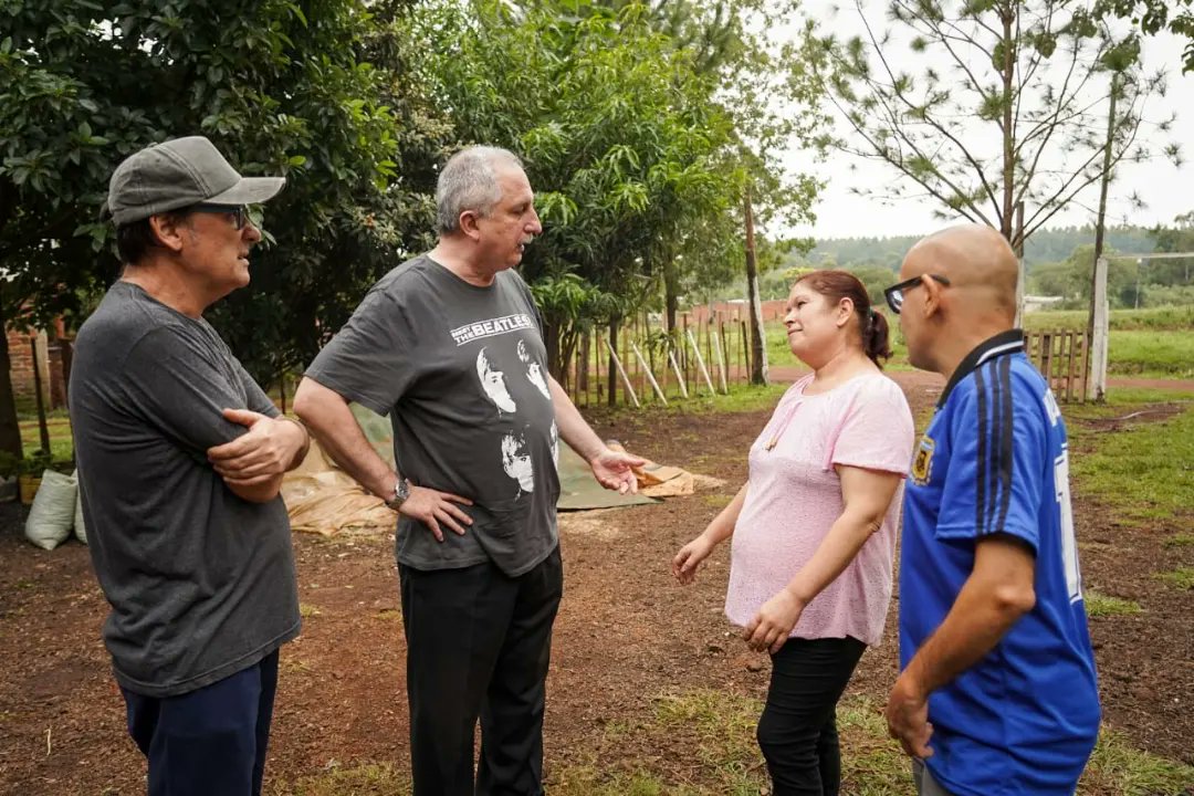 passalacquaok's tweet photo. Con mis amigos @Kike_Parra12, @FernandoRosa82 y la querida Noemí, compartiendo con vecinos y vecinas del barrio El Porvenir II en este día tan especial. https://t.co/hEhDLUBrMy