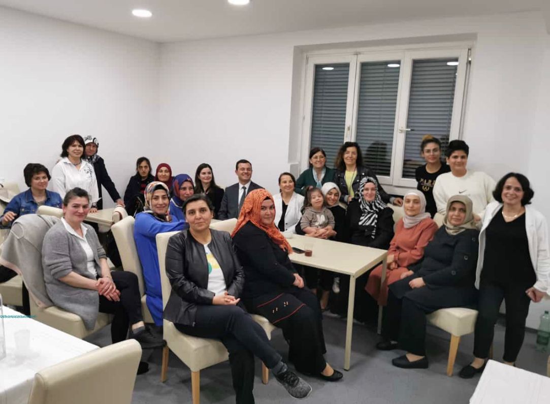 TC_ViyanaBK's tweet photo. Dün akşam, Sevgi Engel Tanımaz ve Entegrasyon Derneği (#SETED) tarafından düzenlenen İftar Programı'nda ailelerimizle biraraya geldik. https://t.co/dTcIn2A06d