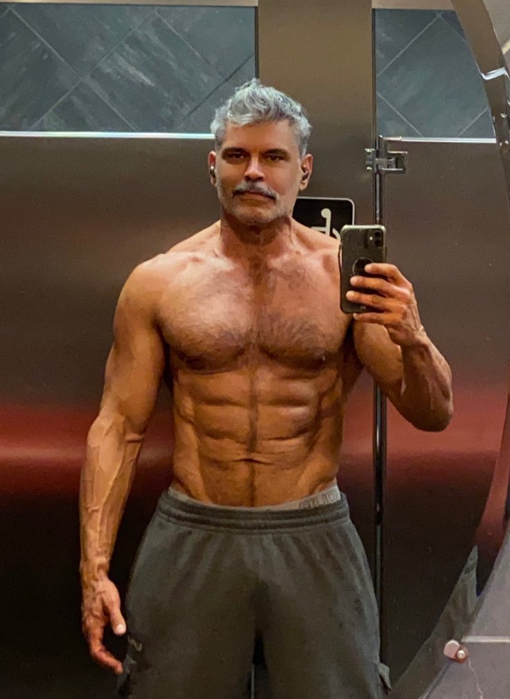 mikeruiz1's tweet photo. Who is coming to see me at IML in Chicago?  Retweet if you want to. @leatherarchives https://t.co/waRkm4qnlp