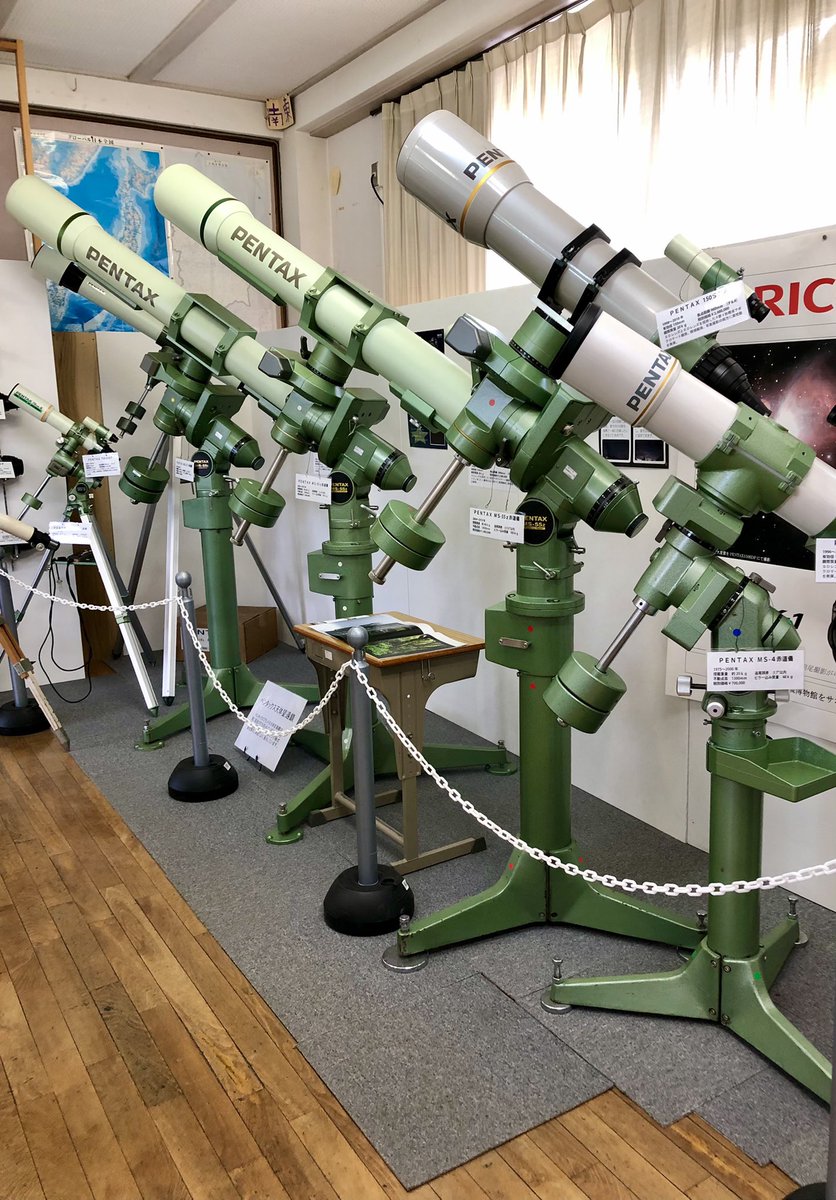 Astro_AgeTaro's tweet photo. 天体望遠鏡博物館には大小様々な天体望遠鏡が400台ほど展示されています。大型の歴史的望遠鏡からマニア垂涎の望遠鏡、懐かしの望遠鏡、ボランティアのガイドの人にいっぱい解説してもらいました。とても楽しめました😁#天体望遠鏡 #博物館 #さぬき市 https://t.co/BRYplb30TO