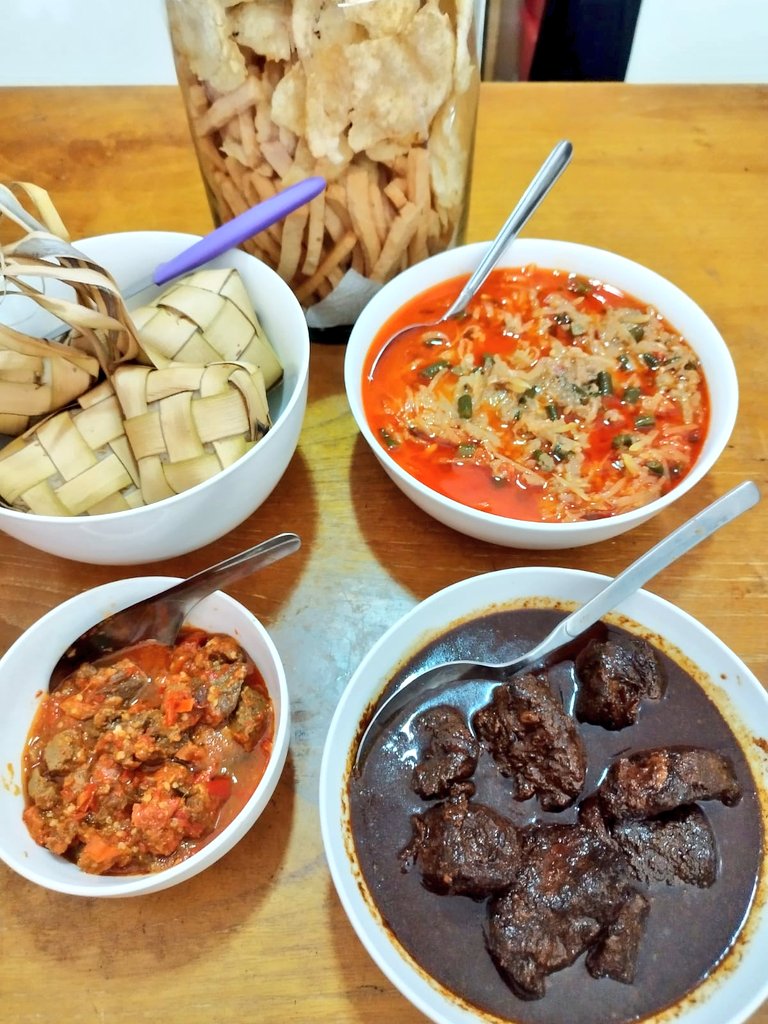 arieparikesit's tweet image. Taqobbalallahu Minna wa Minkum, Selamat Idul Fitri 1443H dan mohon maaf lahir bathin🙏

#KulinerLebaran mu apa gaes?

Semur daging Betokaw x sambel godog x #OsCon sandung lamur by #KelanaRasa kitchen, yum yum.