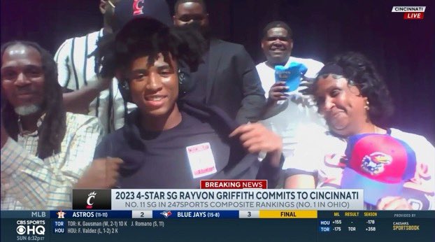 Williams_Justin's tweet photo. Rayvon Griffith has committed to Cincinnati.

My story on why the Hometown Hero call is a significant one for the #Bearcats, Griffith, and Wes Miller, immediately and moving forward.

Via @TheAthleticCBB:
https://t.co/VTox6lvH2e https://t.co/hOzpTQPtNP