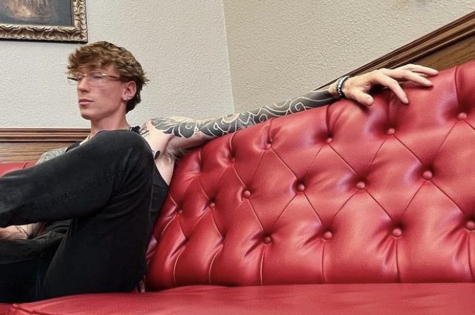 SluttyShakespe1's tweet photo. I’ve been waiting patiently for a glimpse of those stud’s pits on TikTok for a while. And then, like it’s a Christmas, they appear on Instagram. I’m certainly hit for this teacher! #HairyArmpit #Armpits #Pits #RedPots #Teacher #Stud #KeepMeAfterClass https://t.co/9vnFzBui6o