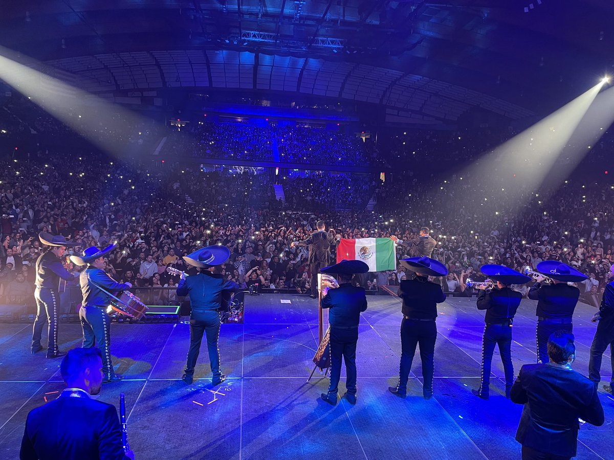 fern_ms's tweet photo. Dos noches increíbles en chicago Gracias nos vemos pronto 👌🏻👏🏻👏🏻👏🏻 https://t.co/F3KbmmUezO