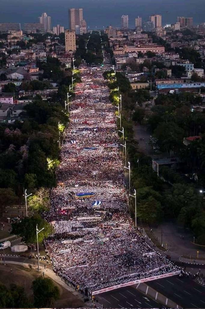 Amigos, qué creen que pensó el imperialismo cuando vio esto? #LaCalleEsDeLosRevolucionarios 💪😋 #CubaViveYTrabaja.