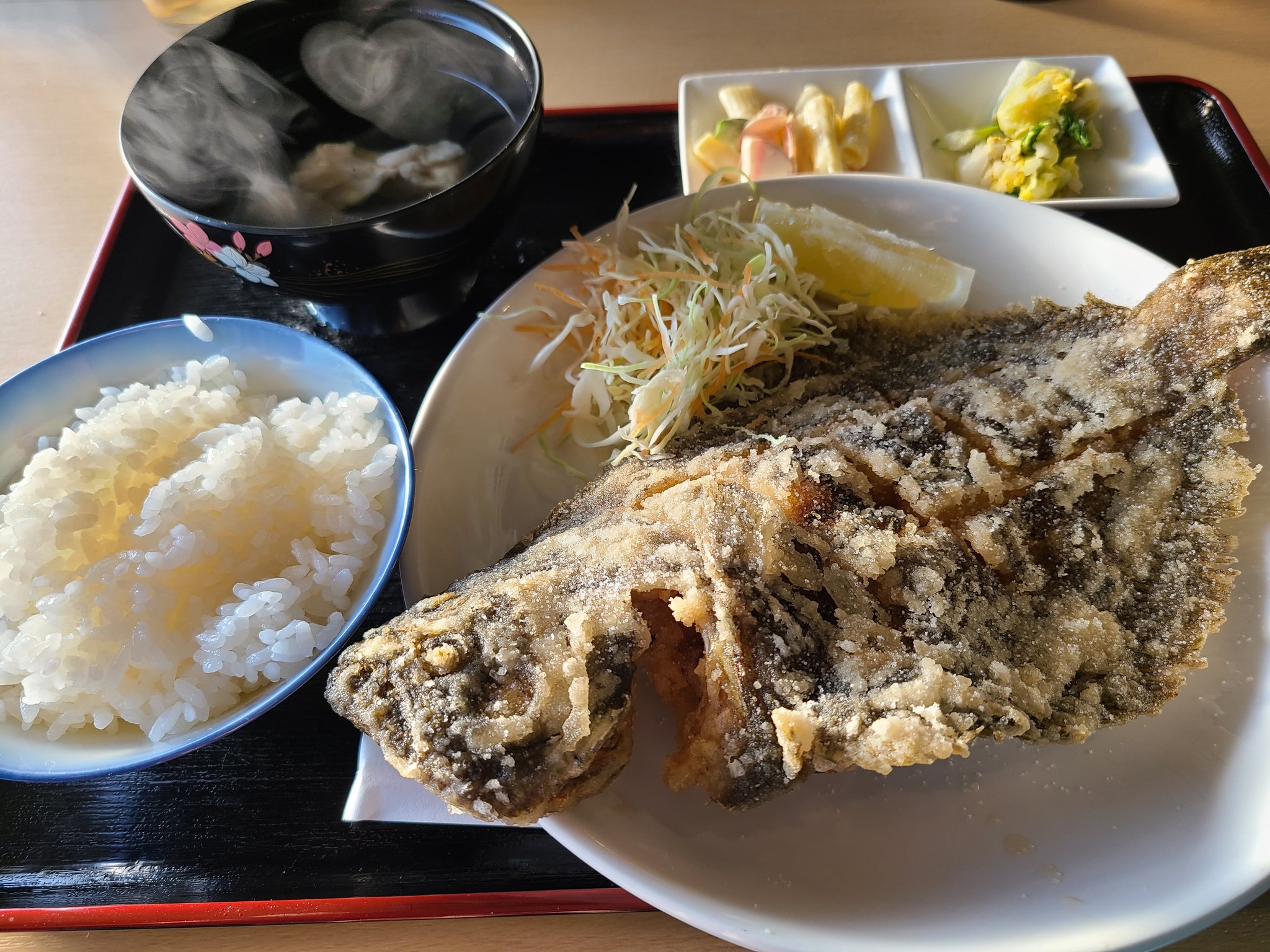Yukiko Yamamoto ゆうなぎのカレイの唐揚げ定食 宮浦港のまん前にある カレイ専門店 カレイ養殖場の直営店 カレイは カラッと揚がって ヒレまで食べた 揚げ物なのにしつこくなく 煮付けをおかわりした 刺身も食べたかったが ランチタイムで