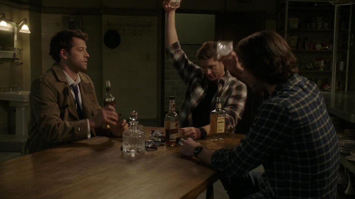 ifscasjack's tweet photo. Sam, Dean e Castiel bebendo e sorrindo na cozinha do bunker, esse é o tweet https://t.co/1625I5N8L9