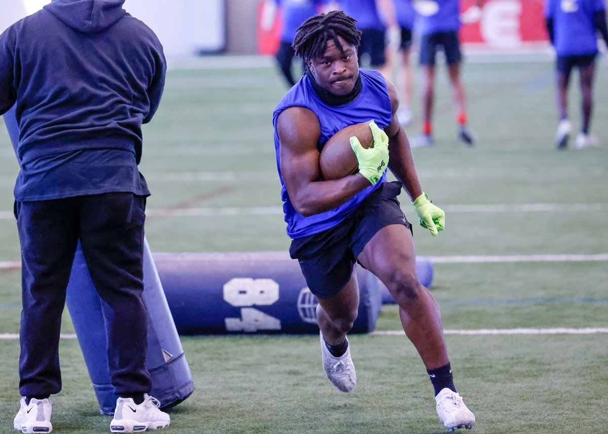 NateLatsch's tweet photo. This guy coming at you running 4.5? 

Sheesh, @DJJONES314STL. https://t.co/gV8cGL8elt