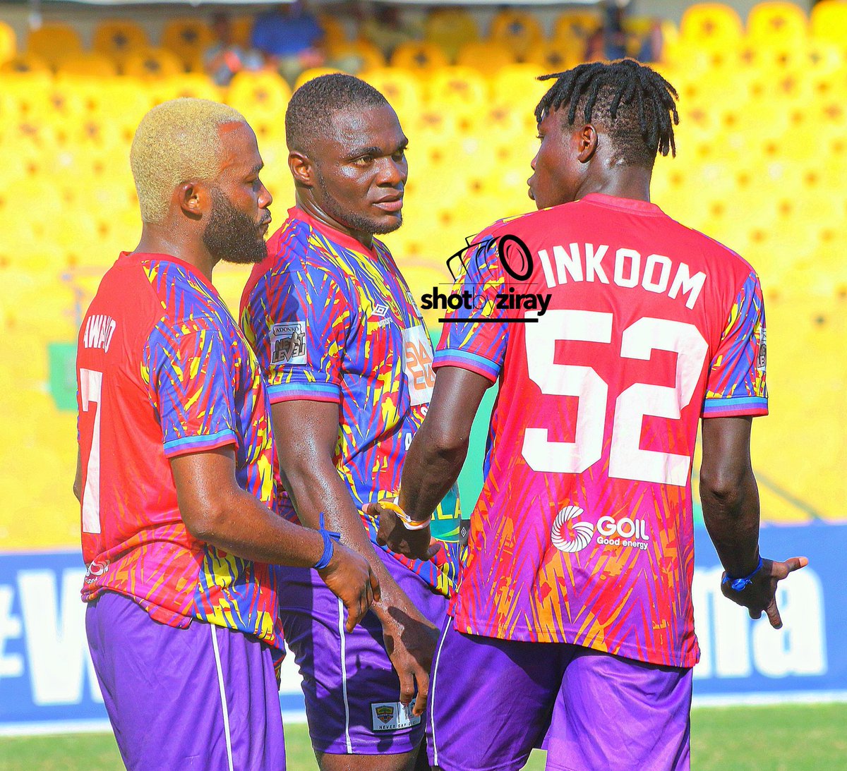 Oyibo goes  B.L.O.N.D.E
@HeartsOfOakGH midfield gem @Awako10_  spotted with a new hair style in their clash with #DreamsFC in which he lasted for 58 minutes. 
Until he went off his name was on the lips of both set of fans.
#Believe
#BringBackTheLove