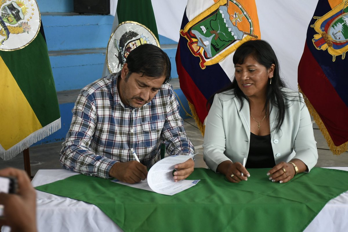 gad_elchaco's tweet photo. Santa Rosa hoy celebra 53 años de vida política, en su aniversario Javier Chávez Alcalde del Cantón El Chaco indicó que se suma a esta celebración con la firma de cartas compromisos para el mantenimiento del parque, cementerio y la reconstrucción de aceras y bordillos https://t.co/DUhaSdKQEm