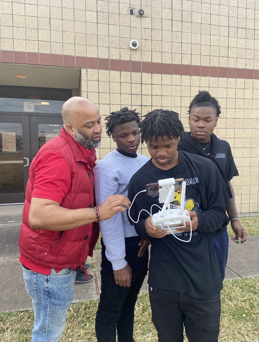 AliefCrossroads's tweet photo. Happy Principal’s Day to the king of our castle! We thank you for the hands on support you give our staff and students daily. We are so grateful for the pride you take in the education our students receive! @tgwickliffe @AliefCrossroads #principalsday @TheExecEFFECT https://t.co/ygGBkEG9By