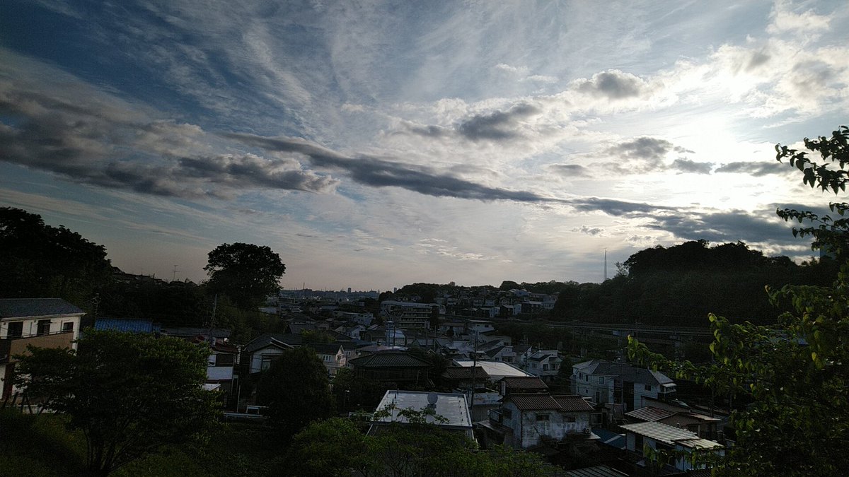 shimada_gin's tweet photo. おはようございます。雲多めですが晴れて涼しく爽やかな朝です。ご無沙汰しておりますが、気分はともかく体調はまあまあ良好です。(^◇^;)
本日はGW連休の谷間的な。なので朝の電車も今のところガラガラですね。何処かに行楽ですかねー。(;^_^A
では本日も安全第一で。(｀・ω・´)ﾏｲﾘﾏｼｮｳ。。 https://t.co/arrn6aSGIe