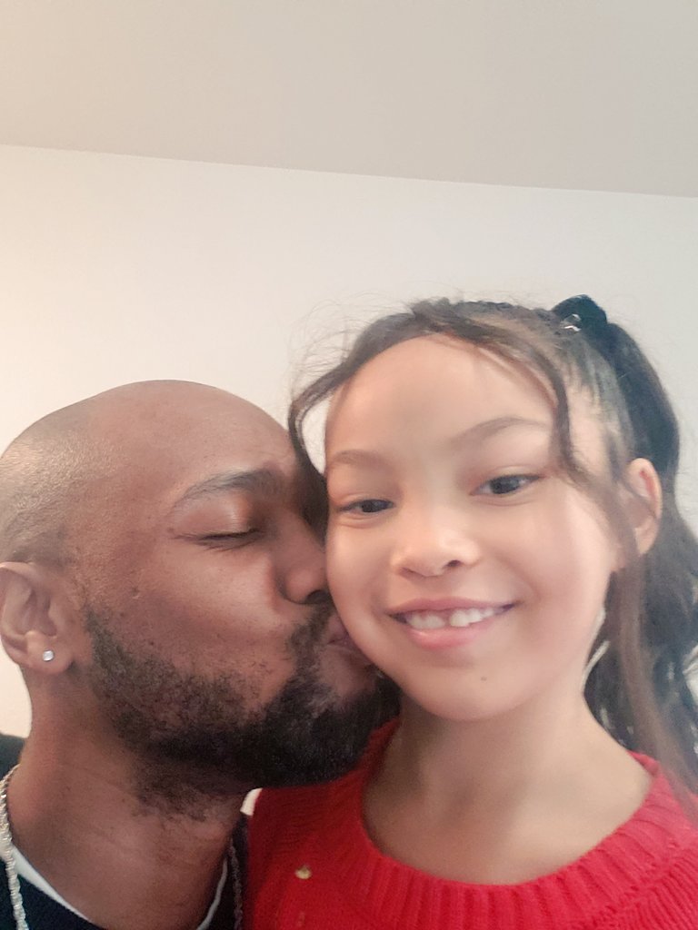 M_McFlyerThanU's tweet photo. My road dog & I watching Playoff Basketball before the park. She wanted 3 different things done with her hair, we settled on this 😂. So she got her photos she wanted 😁, she also asked me to shave the beard, so i am 🤣. Girl Dad fr
#MiniAndMe https://t.co/vvrnGFbDEY