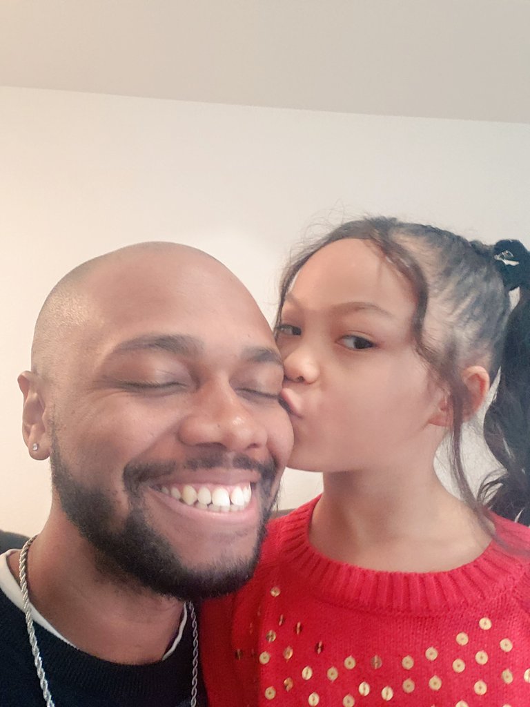 M_McFlyerThanU's tweet photo. My road dog & I watching Playoff Basketball before the park. She wanted 3 different things done with her hair, we settled on this 😂. So she got her photos she wanted 😁, she also asked me to shave the beard, so i am 🤣. Girl Dad fr
#MiniAndMe https://t.co/vvrnGFbDEY