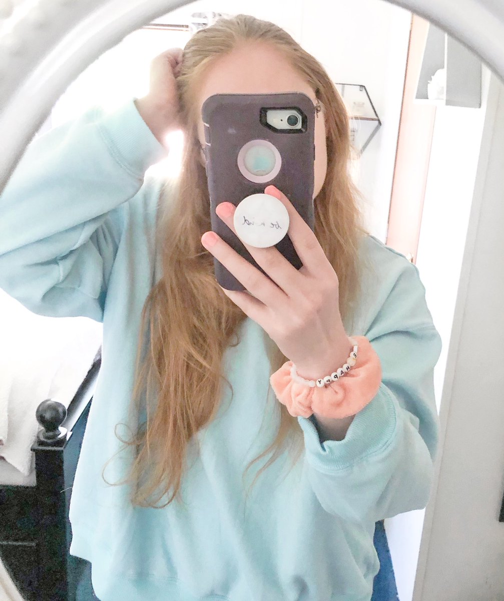 Oversized sweatshirts are kinda my thing!🧡 IG: meganangelicaa