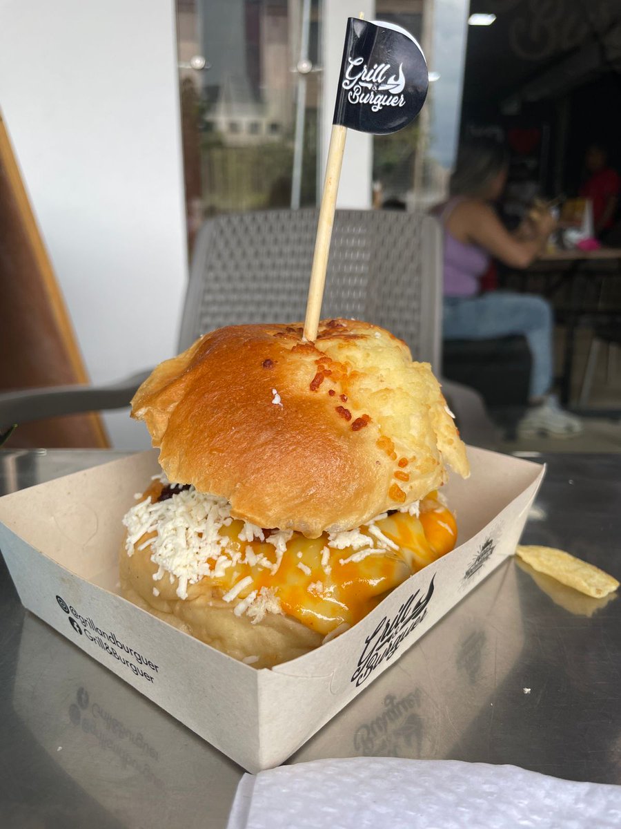 MateoMeneses's tweet photo. Hoy probamos la cuadra máster en grill &amp; Burger #burgermasterco ya casi coronó https://t.co/zI1oKt4sty