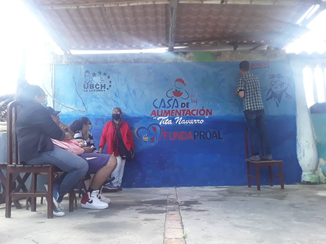 fundaproaltach1's tweet photo. Hoy el municipio Guasimos CDA2000333,realizó pinta de un mural con los jóvenes de Robert serra y misioneros en dónde compartieron un excelente almuerzo para celebrar el día del trabajador.
@NicolasMaduro
@LealTelleria
@PedroMelendez86 
@FreddyBernal
@FundaproalO 
@BermudezJoseA https://t.co/VNw0JC2AIf