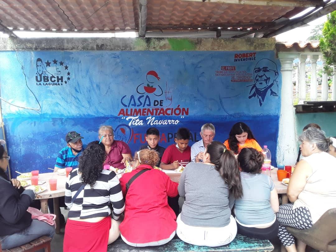 fundaproaltach1's tweet photo. Hoy el municipio Guasimos CDA2000333,realizó pinta de un mural con los jóvenes de Robert serra y misioneros en dónde compartieron un excelente almuerzo para celebrar el día del trabajador.
@NicolasMaduro
@LealTelleria
@PedroMelendez86 
@FreddyBernal
@FundaproalO 
@BermudezJoseA https://t.co/VNw0JC2AIf