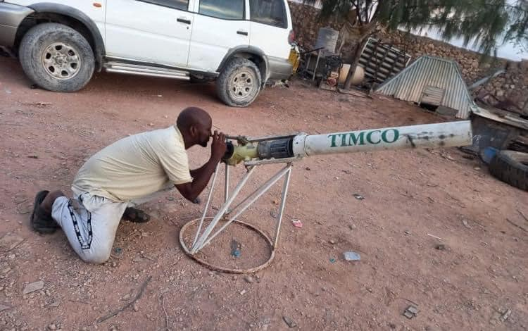 MowliidHaji's tweet photo. Made in Adaado, Somalia. Looking for Eid Moon with this massive telescope he made. #EverydaySomalia https://t.co/GzCrYbwXYS