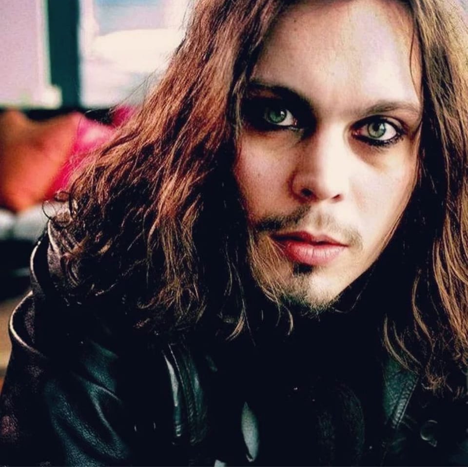 TheGeanCanach's tweet image. Very daring, he likes the lipstick as well. Maybe sometime in the future he can sing for her and see where that takes them.