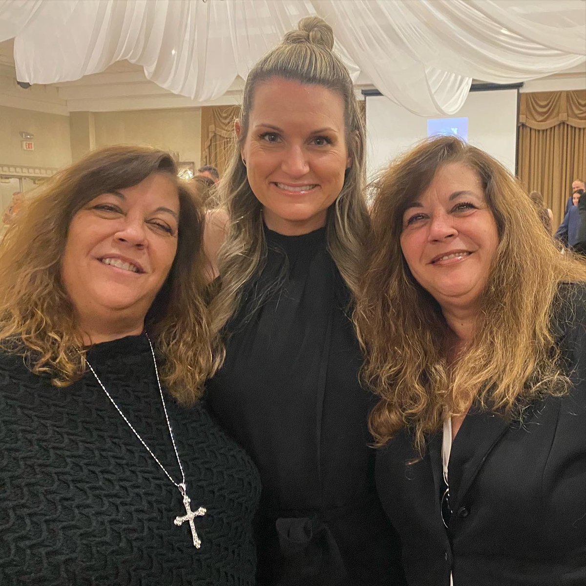 liveljkovic's tweet photo. A lovely Friday evening spent with great friends at the HPS retirement dinner for the 2021 retirees! Awesome food, many laughs and beautiful smiles. Cheers to all of those who are off enjoying their new journeys! #sistersinsong #retirees #michaelangelosbanquethall #hamiltonpolice https://t.co/gFXG4ci3ke