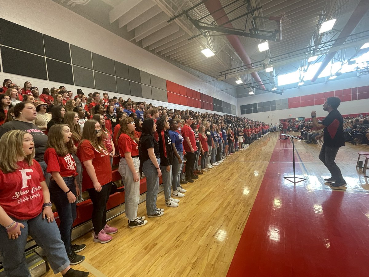 fcsdcompass's tweet photo. There is nothing sweeter than the sound of talented kids all singing together. Grades 4-12 choir did an outstanding job and received a standing ovation from a packed house! https://t.co/rDZg10cDRZ