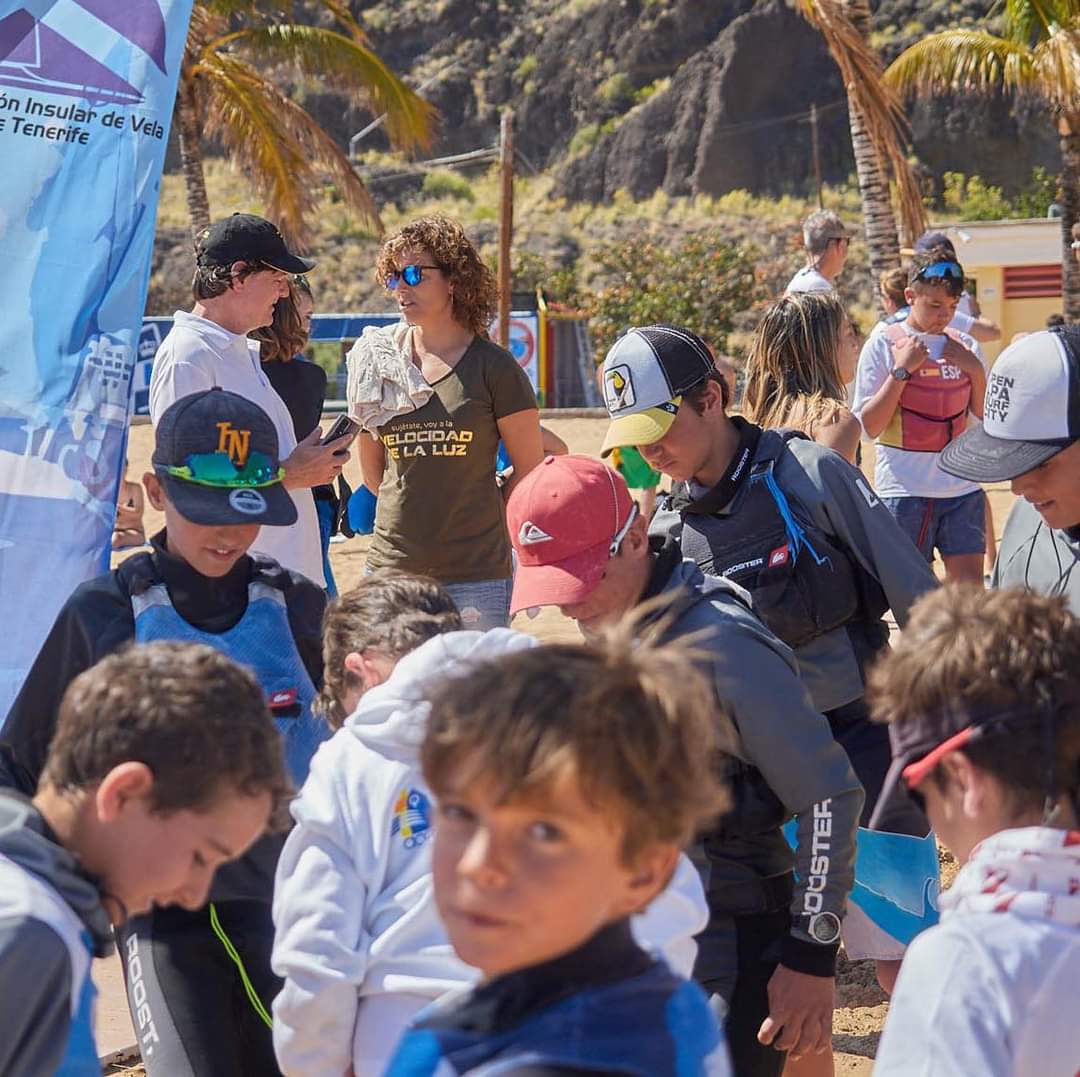deportesctfe's tweet photo. ⛵️ ¡Qué maravilloso fin de semana en Las Teresitas! ¡Y qué lujo una entrega de trofeos a pie de playa!

Nuestra concejala Alicia Cebrián asistió también a esta segunda jornada, lo que le dio la oportunidad de felicitar a los participantes. ¡Gracias a todos! https://t.co/tD6Qt69Hkq