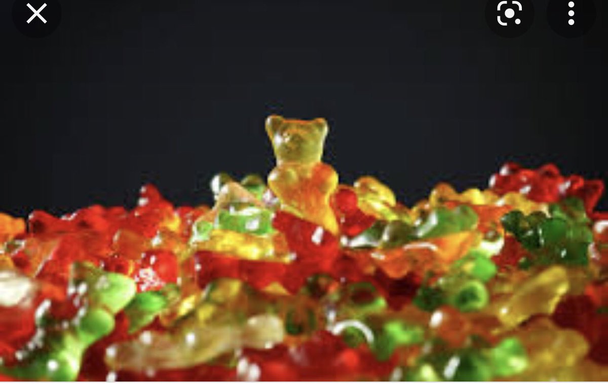ccretcha's tweet photo. @julilie45 Pis moi je vais aller les manger!  J’adore les gummy bears! https://t.co/wZjfinT3sq