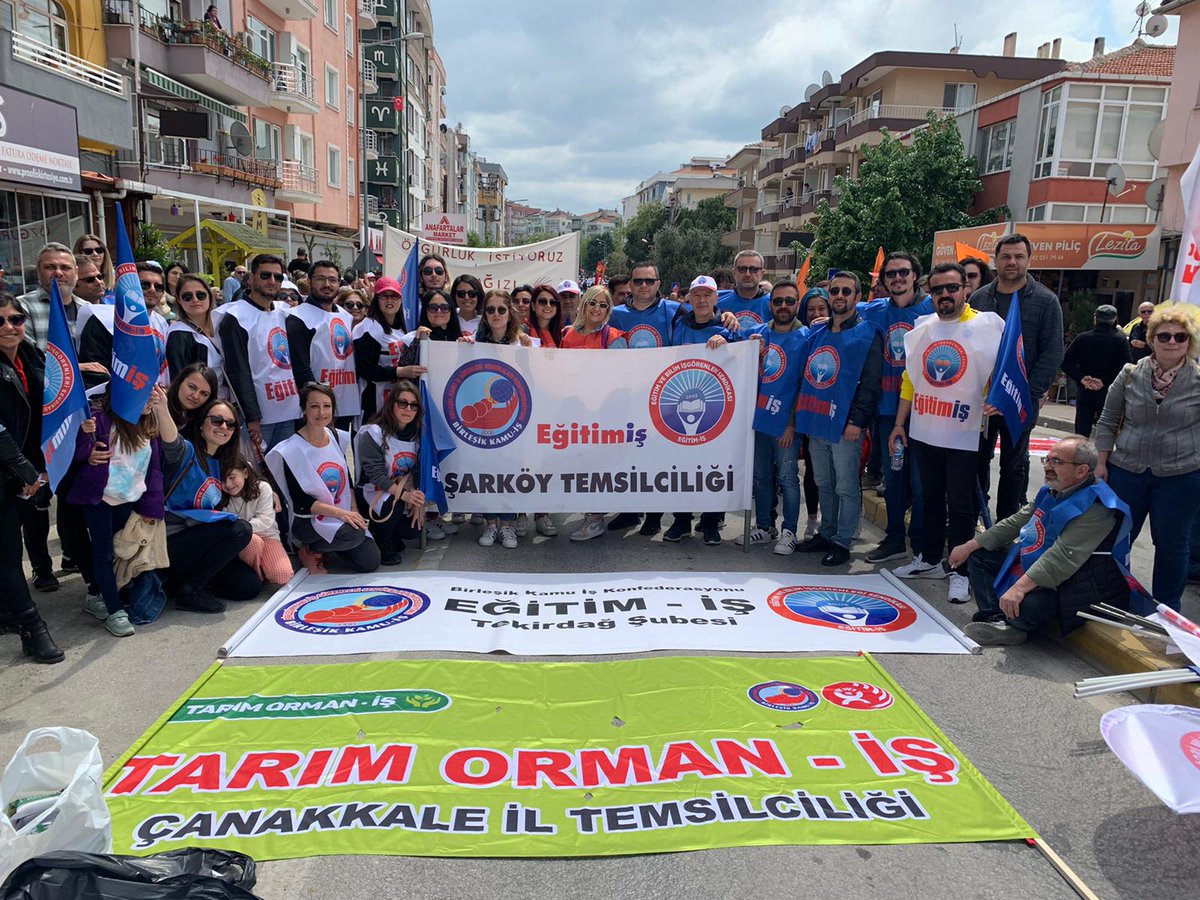 IsSarkoy's tweet photo. Yaşasın 1 MAYIS ✊ ✊ ✊ @egitimis https://t.co/FMk996AW6k